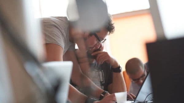 Des personnes travaillant ensemble dans un studio