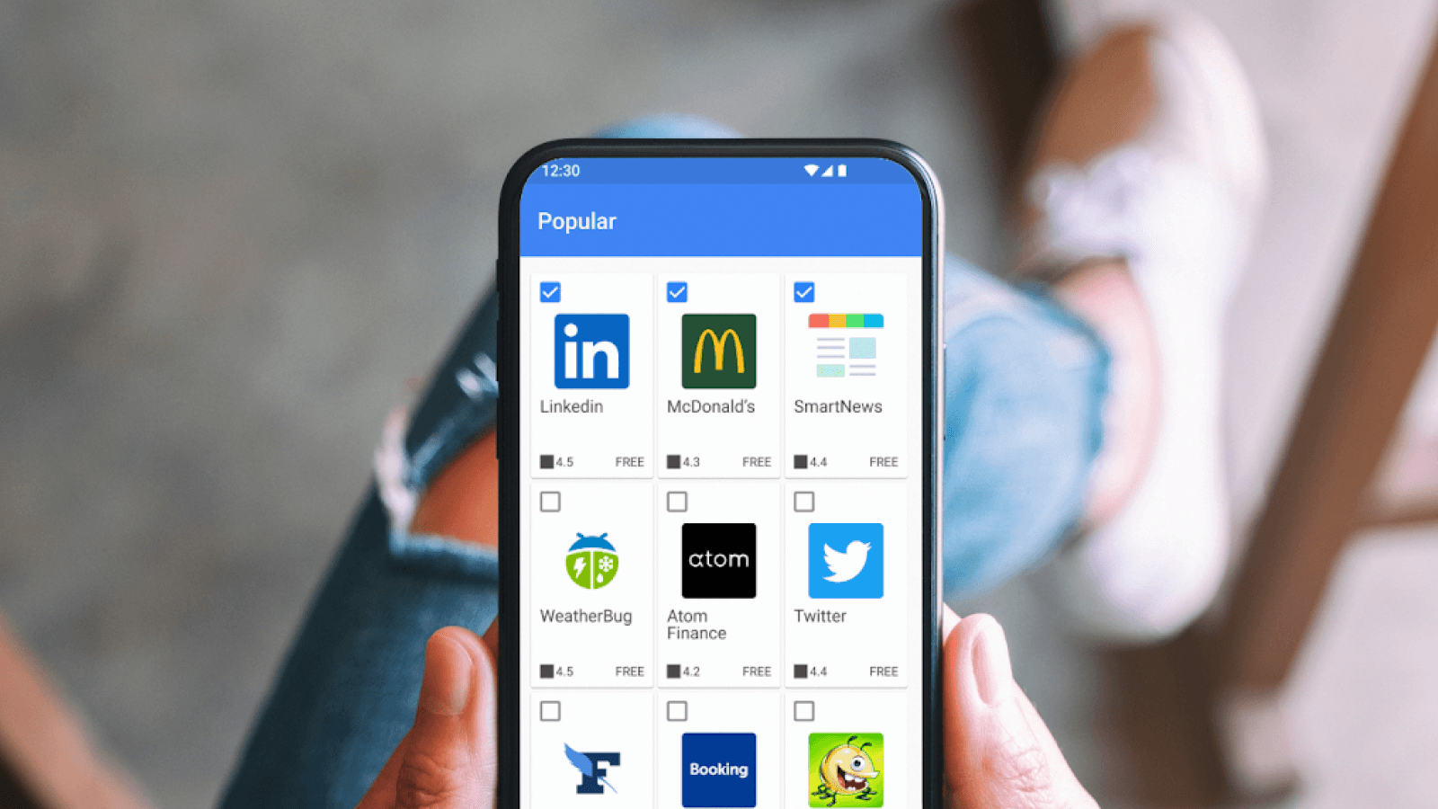 人们看着他们的手机